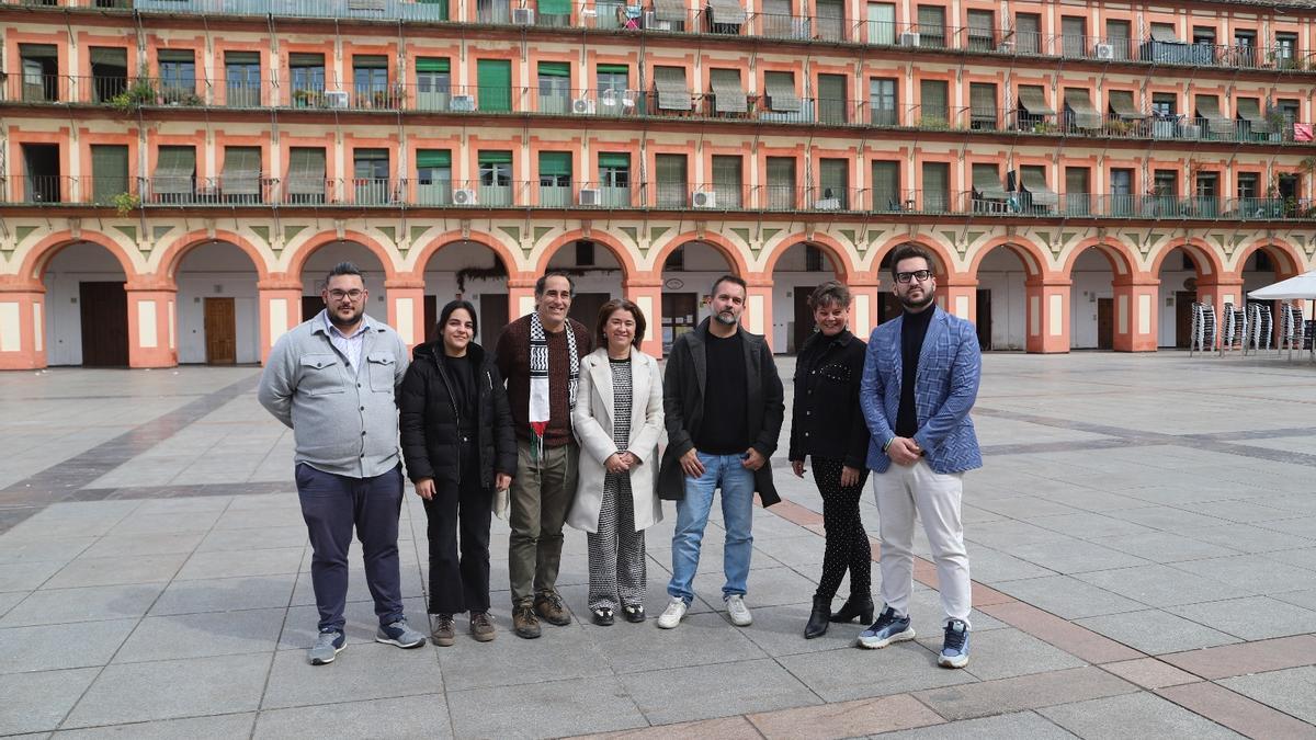 Miembros de Hacemos Córdoba, hoy en la plaza de la Corredera.