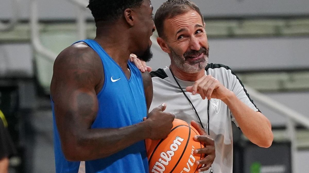 Sito Alonso, entrenador del UCAM CB, junto a Dylan Ennis esta temporada.