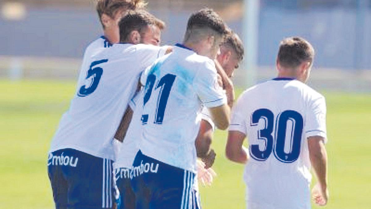 Los jugadores del filial zaragocista celebran uno de los tantos del partido de ayer frente al Utebo.