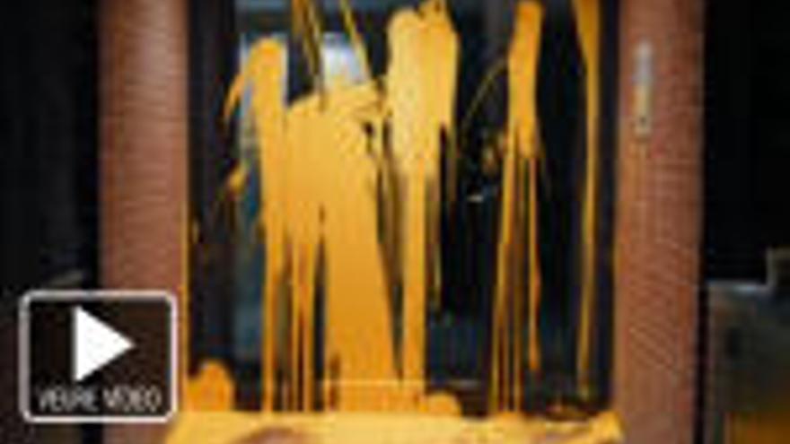 Membres d&#039;Arran llancen pintura al domicili del jutge Llarena a Sant Cugat