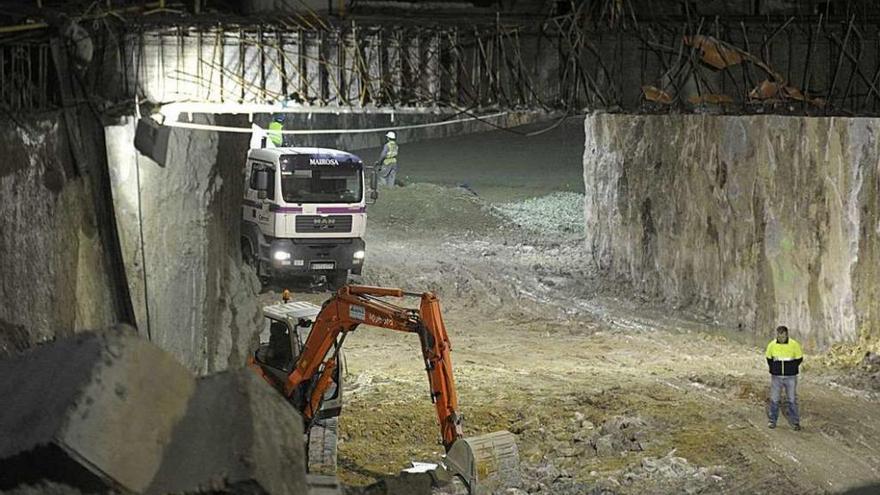 Una excavadora y obreros en las obras del túnel de la Marina en horario nocturno en enero de 2015.