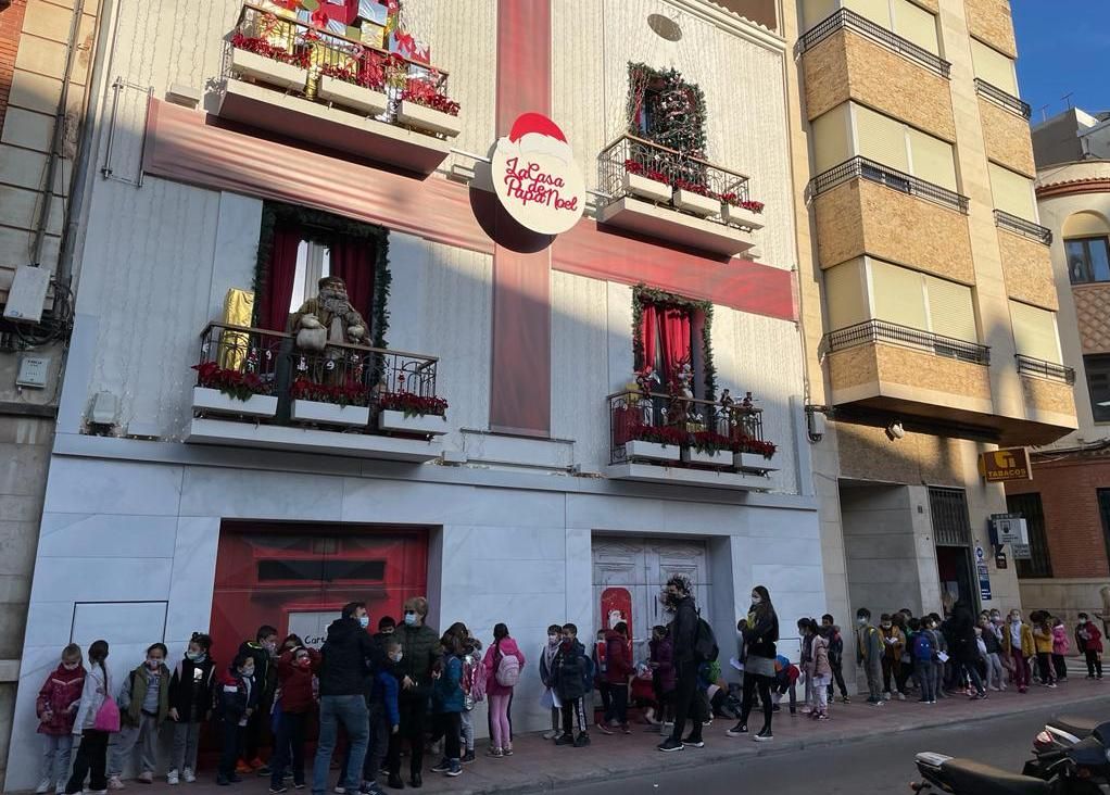 Niños venidos de todos los rincones de Castellón e incluso de varios lugares de España depositan sus deseos para que los lea Santa Claus.