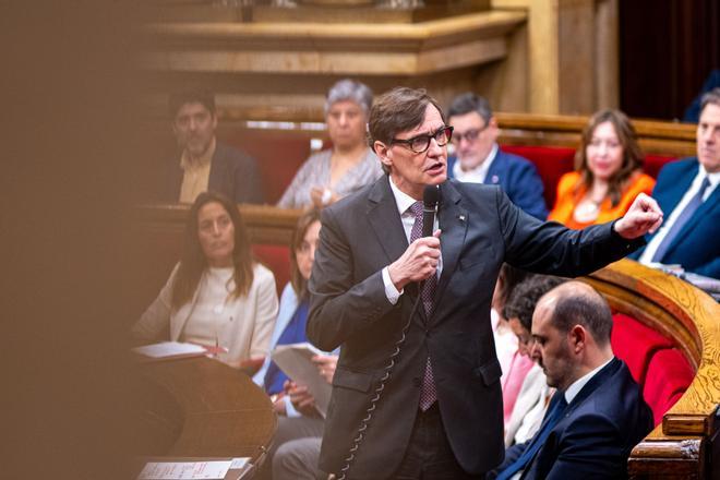 El Parlament rechaza que Illa comparezca esta semana por las causas que afectan al PSOE