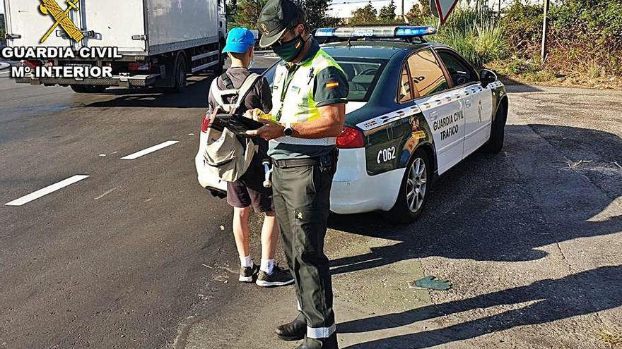 El joven de Porriño multado por caminar por la A-55.