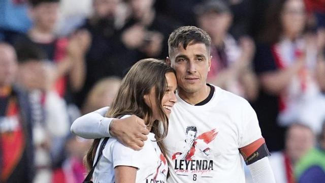 Trejo abraza a su hija Mía, nacida en Gijón, en su adiós en Vallecas. | EUROPA PRESS