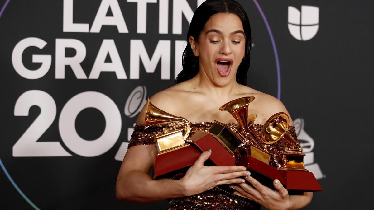Rosalía, cargada de premios en los Latin Grammy de 2022.
