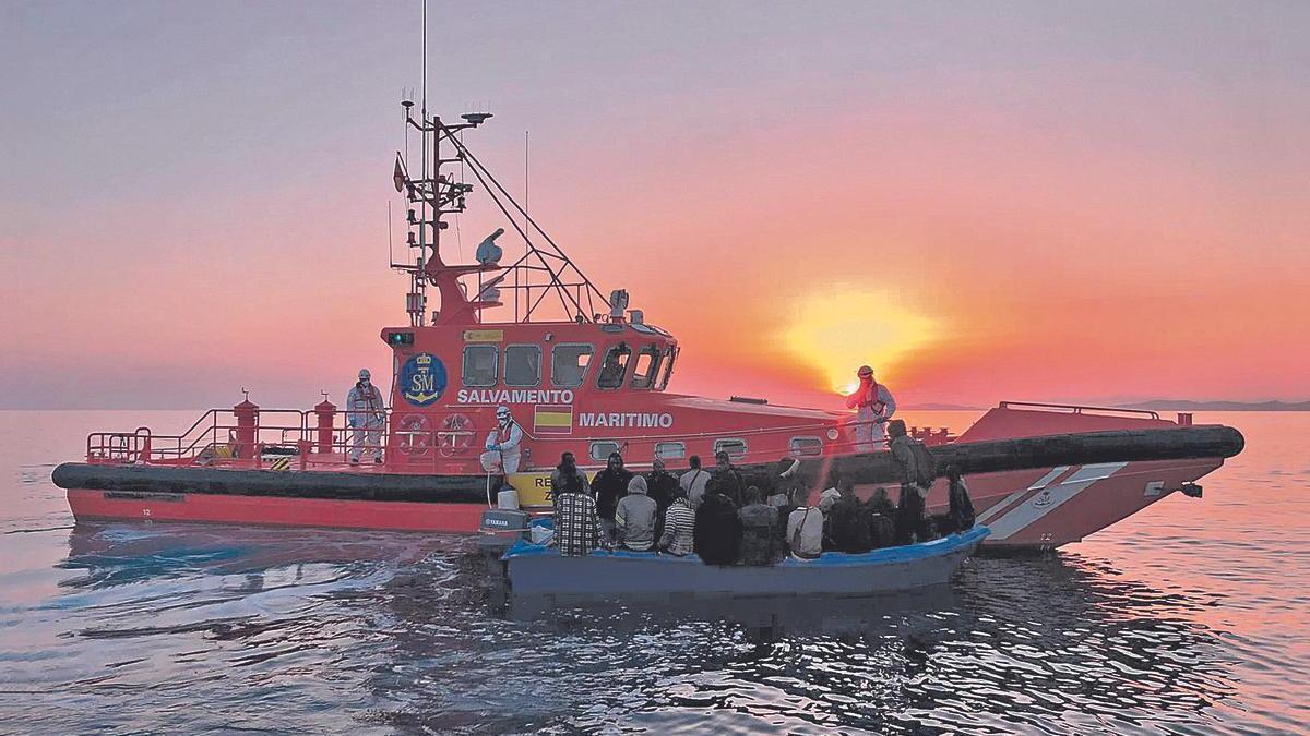 Salvamento Martítimo y Guardia Civil rescataron ayer a 24 personas en una patera en Cabrera.