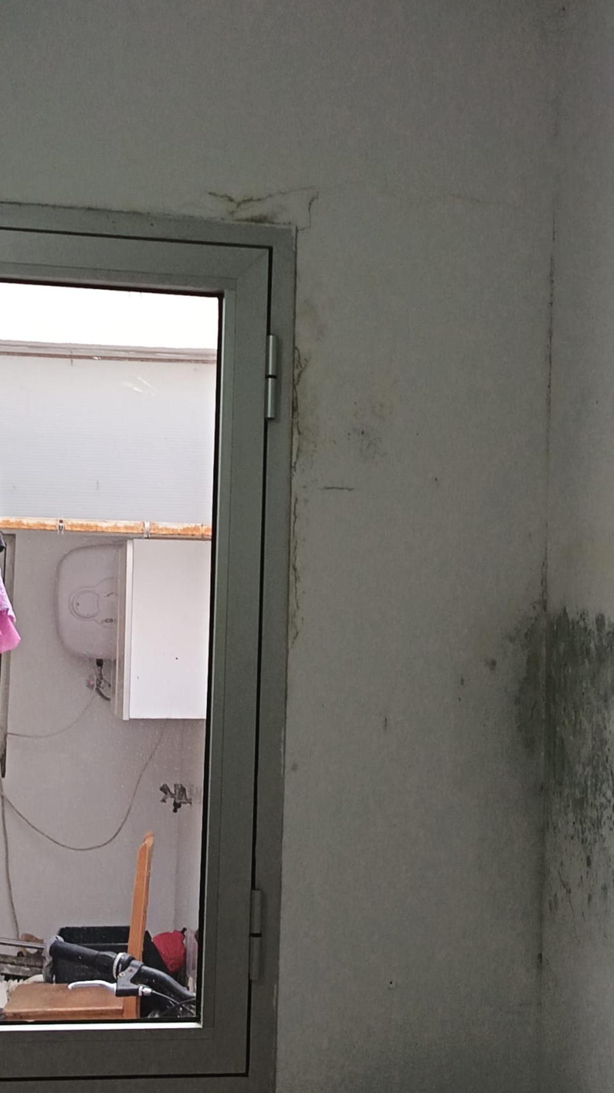 Humedades en el interior de una de las viviendas.