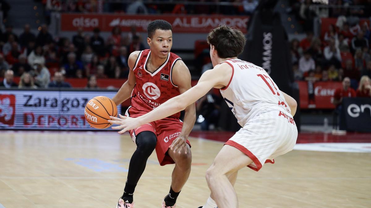 Bell-Haynes, defendido por Saint-Supery en el partido de ida.