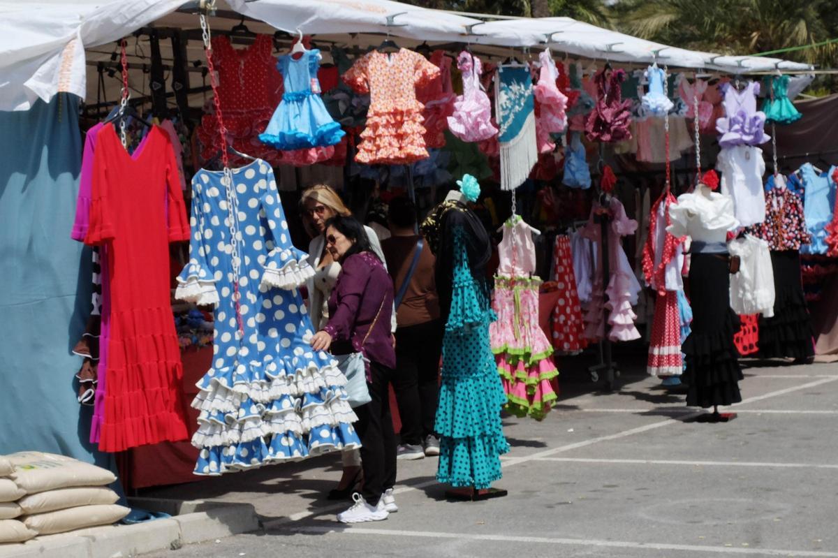 La feria andaluza en Elche cuenta con un punto de venta de trajes de sevillana