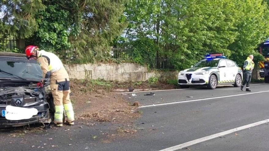Excarcelan a dos personas tras salirse de vía su vehículo en Brión
