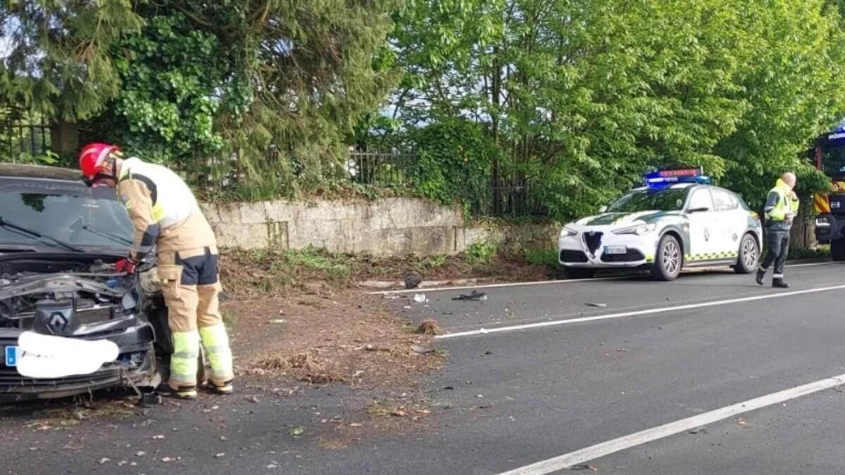 Imagen de archivo de un miembro del GES de Brión, izquierda, atendiendo un accidente de tráfico