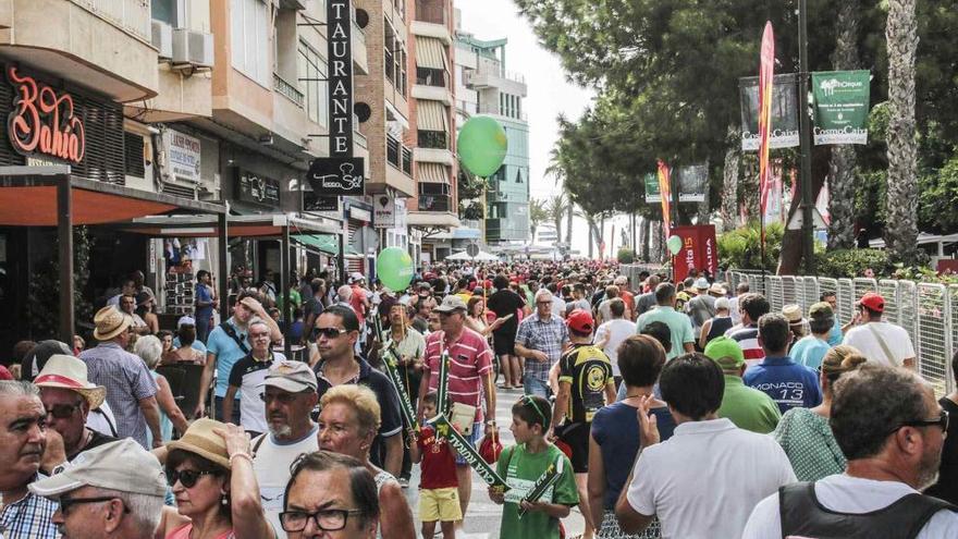 Miles de personas han abarrotado hoy el centro de Torrevieja.