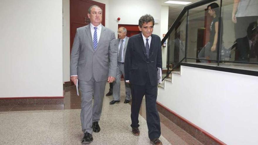 Adolfo Domínguez (derecha), con el nuevo consejero delegado, Estanislao Carpio. // Iñaki Osorio