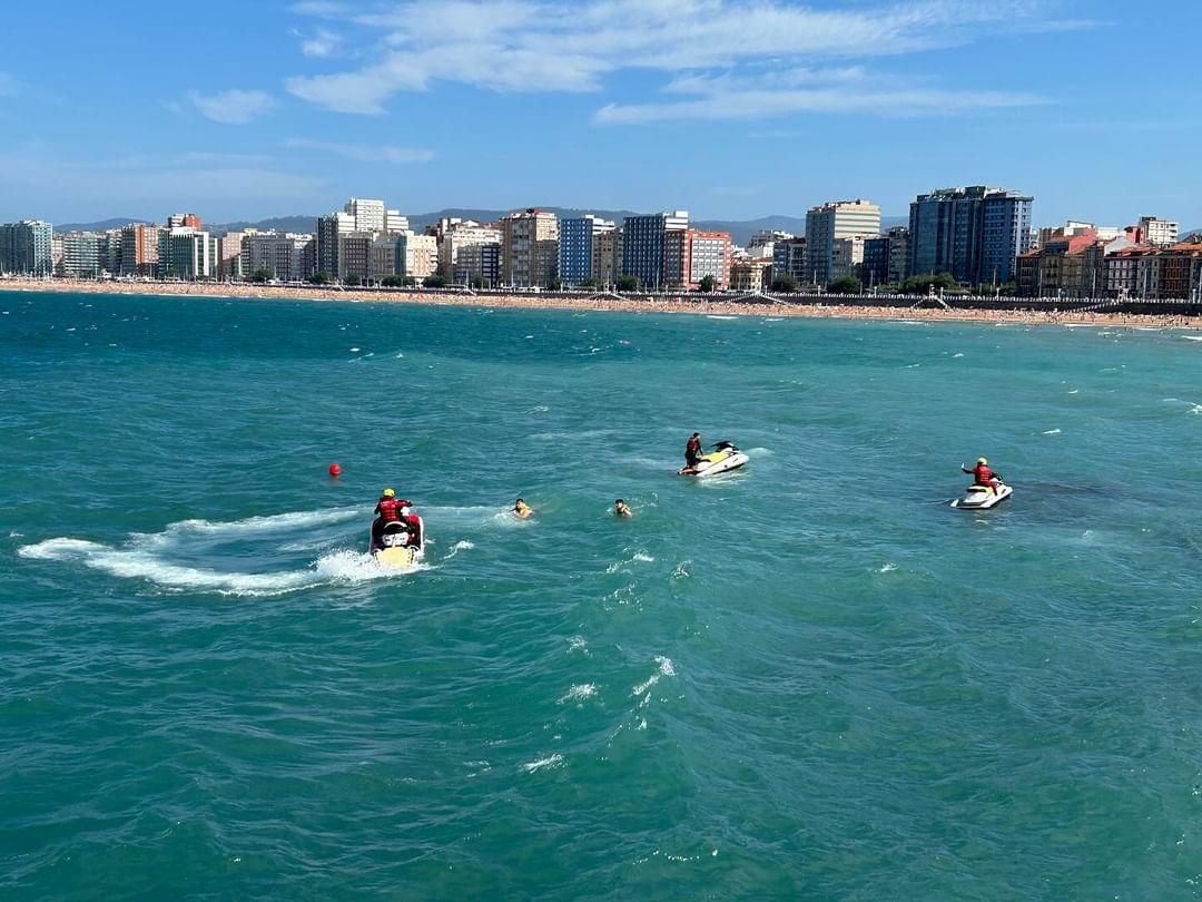 Así fue el rescate a dos jóvenes en Gijón que se accidentaron en moto de agua (en imágenes)