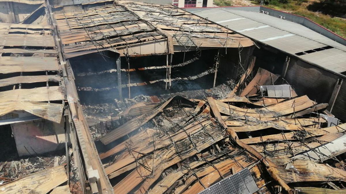 Vista de los tejados hundidos de las naves afectadas por el incendio en Montblanc.