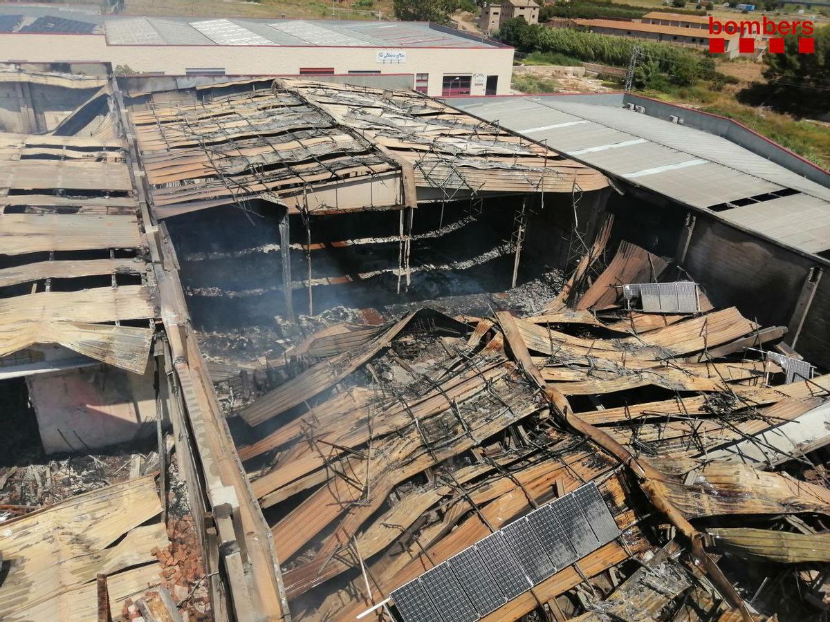Un incendi crema un magatzem de l’empresa de galetes Rifacli a Montblanc
