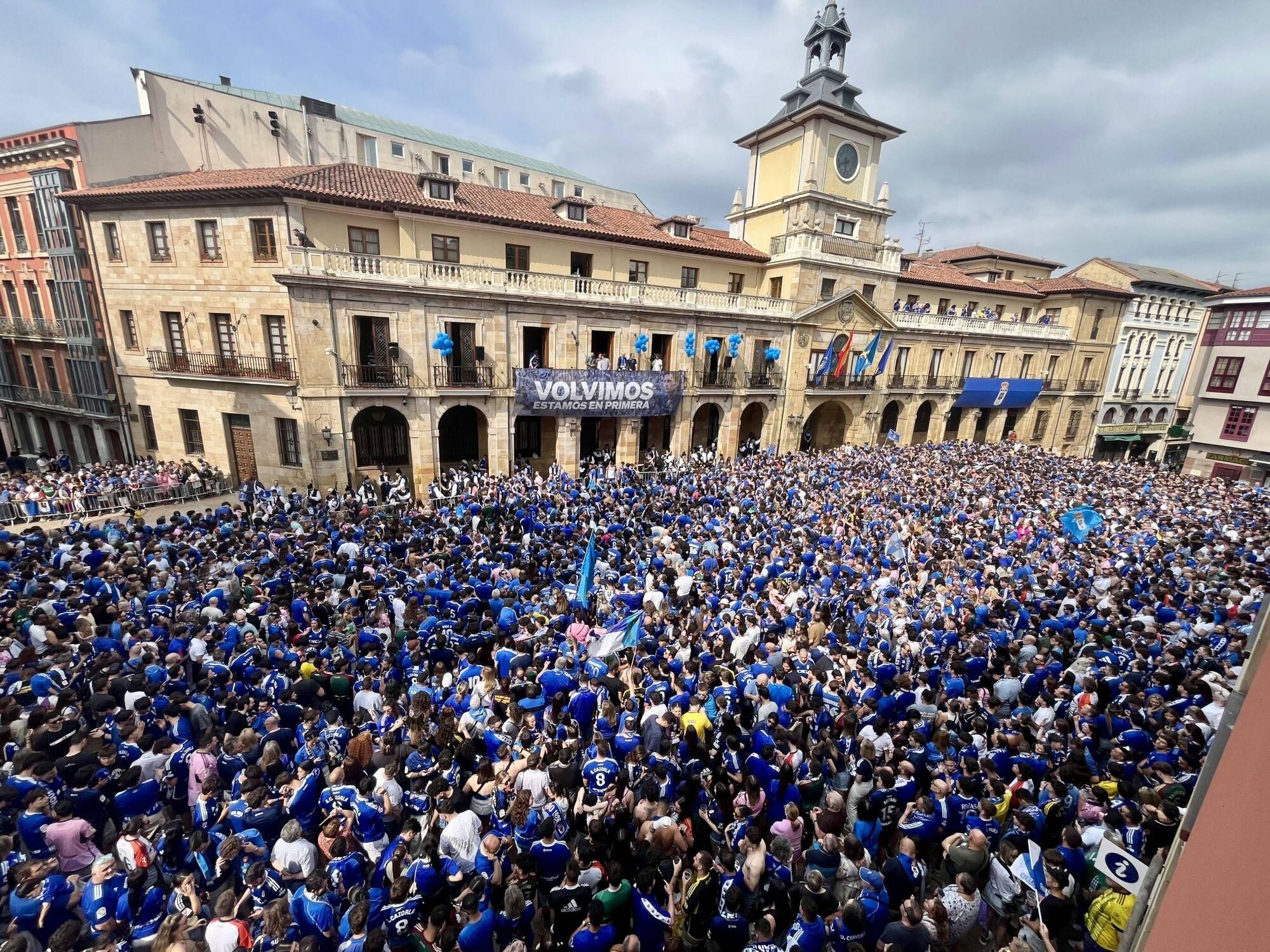 Locura azul en las calles de Oviedo para celebrar el ascenso del equipo a Primera División