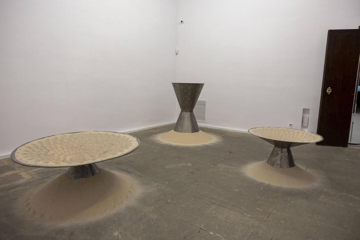 Feinster Sand sickert durch Metall: die Arbeiten „Clepsidra“ (1996) und „Vasijas de  arena“ (1986).
