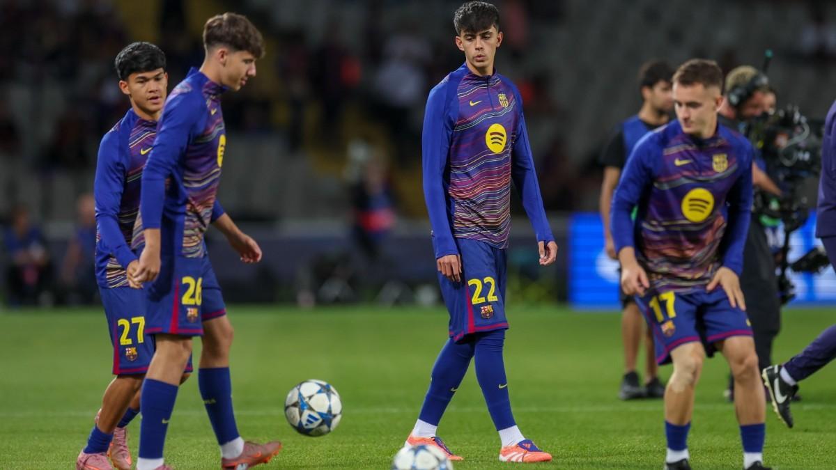 Marc Bernal calienta en los instantes previos al Barça-PSG