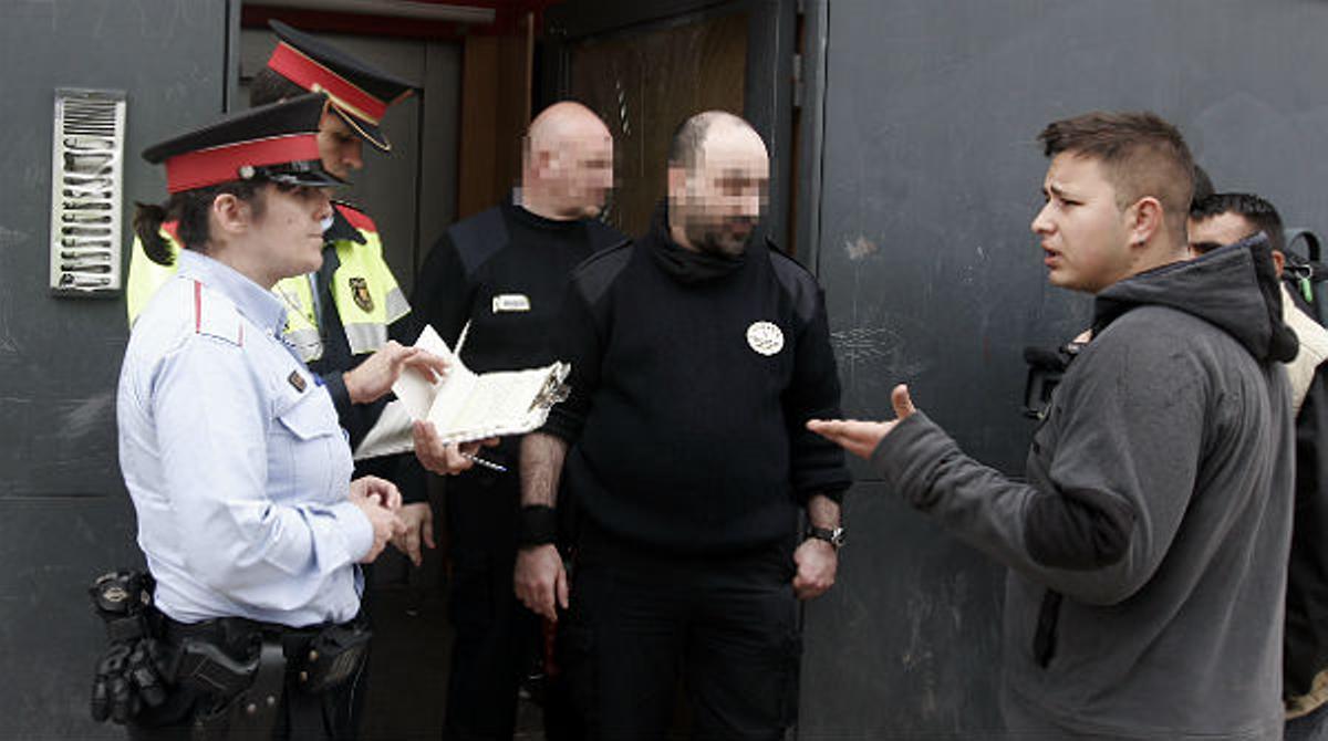 Alguns desallotjats mostren el seu desacord amb la intervenció policial.