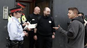 Alguns desallotjats mostren el seu desacord amb la intervenció policial.