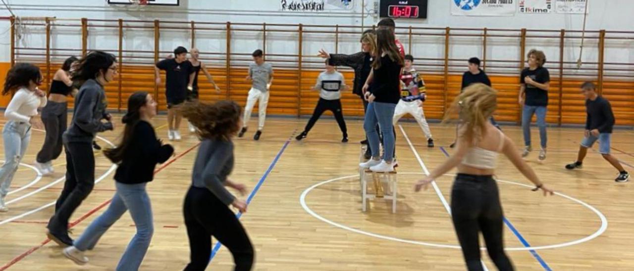 L’alumnat de l’aula combinada del CEE Sant Cristòfol i l’IES Jaume I de Sagunt ha sigut pioner en l’experiència «ballar Fuster». |