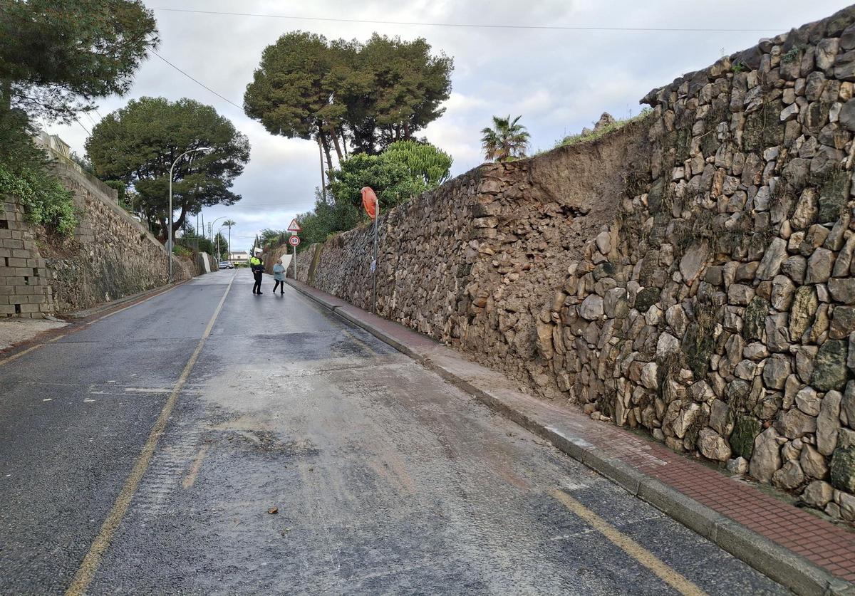 El mordisco que ha quedado en el muro de "pedra seca" tras el derrumbe
