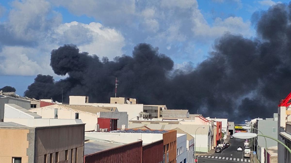 Arden dos contenedores en el Puerto de Las Palmas
