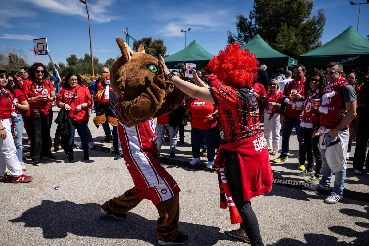 EN IMÁGENES | La Marea Roja calienta motores en Tarragona antes de las semifinales
