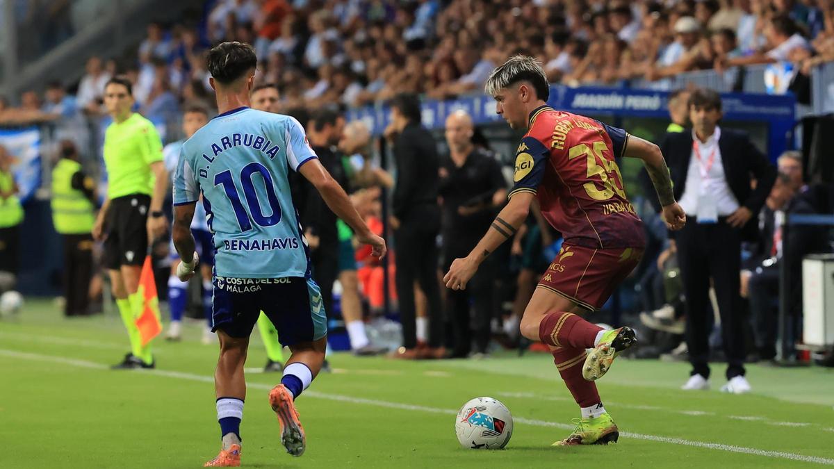Rubén López, ante Larrubia en el Málaga - Deportivo