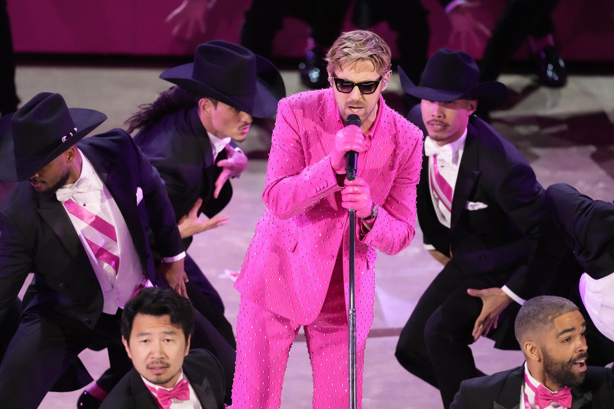 Ryan Gosling performs the song "I'm Just Ken" from the movie "Barbie" during the Oscars on Sunday, March 10, 2024, at the Dolby Theatre in Los Angeles. (AP Photo/Chris Pizzello) Associated Press/LaPresse Only Italy and Spain / EDITORIAL USE ONLY/ONLY ITALY AND SPAIN