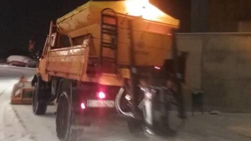 Un camió escampa la sal pels carrers de Puigcerdà i els accessos als serveis públics una nit de nevada