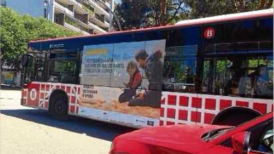 Una imatge presa ahir a la ciutat de Barcelona amb un cartell de la campanya promocional en un autobús.