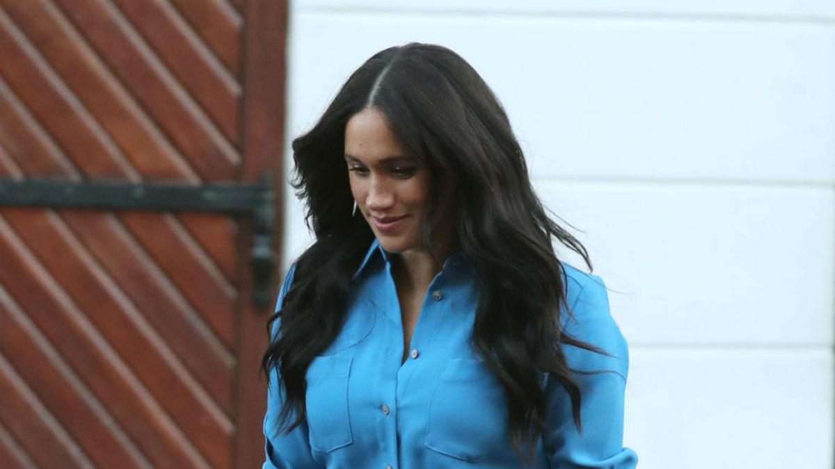 Meghan Markle con vestido azul y alpargatas negras