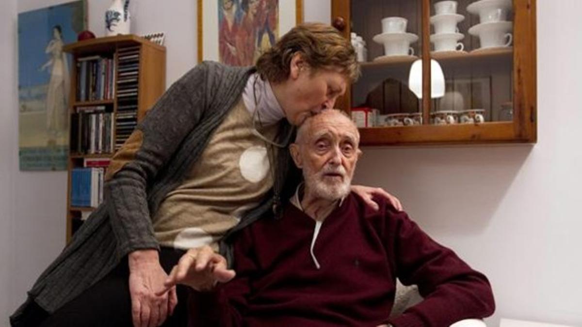 Sampedro y su mujer, Olga Lucas, en su casa de Mijas (Málaga), en noviembre del 2011 tras recibir el Premio Nacional de las Letras.