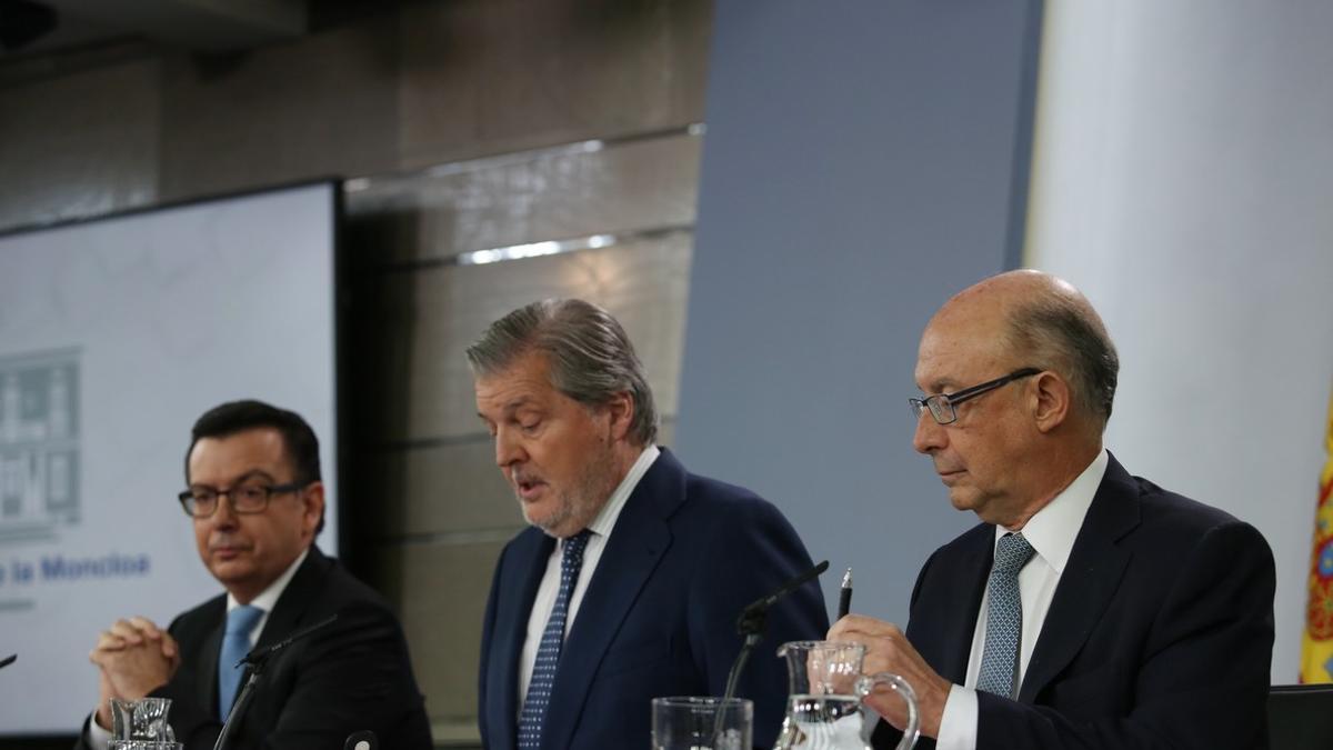 Rueda de prensa posterior al Consejo de Ministros, con Méndez de Vigo, Montoro y Escolano.