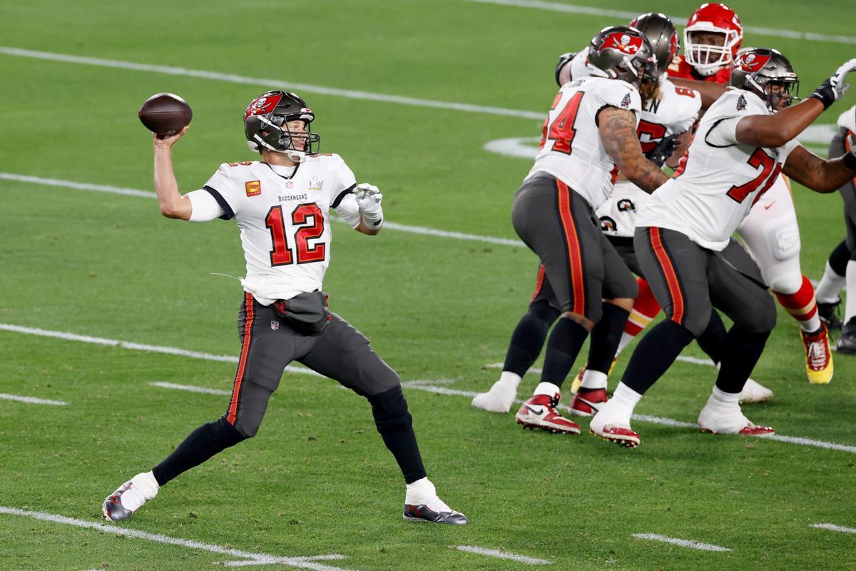 Brady lanza un pase durante la final.