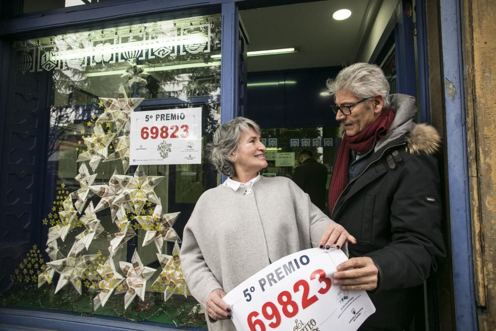 Celebración de un quinto premio en Arzobispo Guisasola, en Oviedo