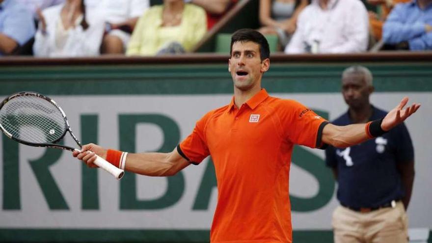 Djokovic protesta una decisión del juez de silla. // Efe