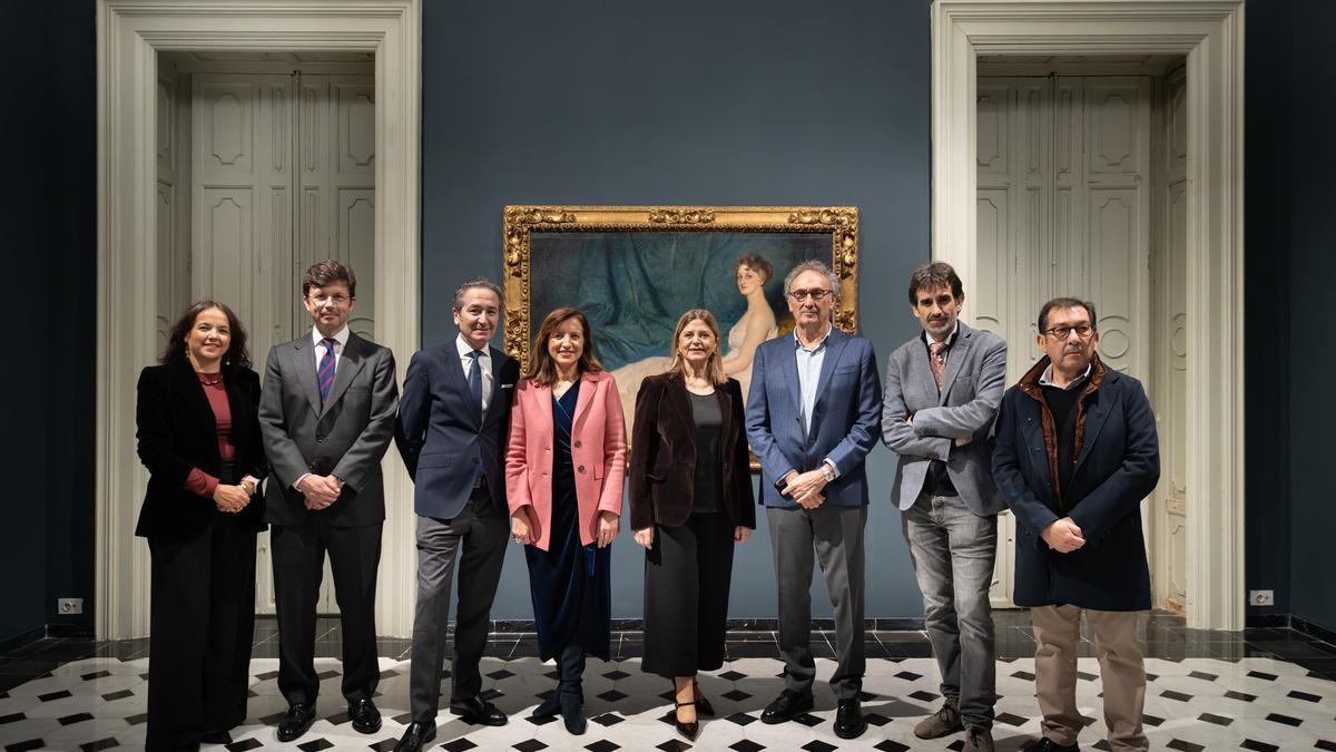 Carmen Ortí (en el centro) con Marta Alonso (a su derecha) y Miquel Nadal (a la derecha de la imagen) en la exposición sobre Manuel Benedito.