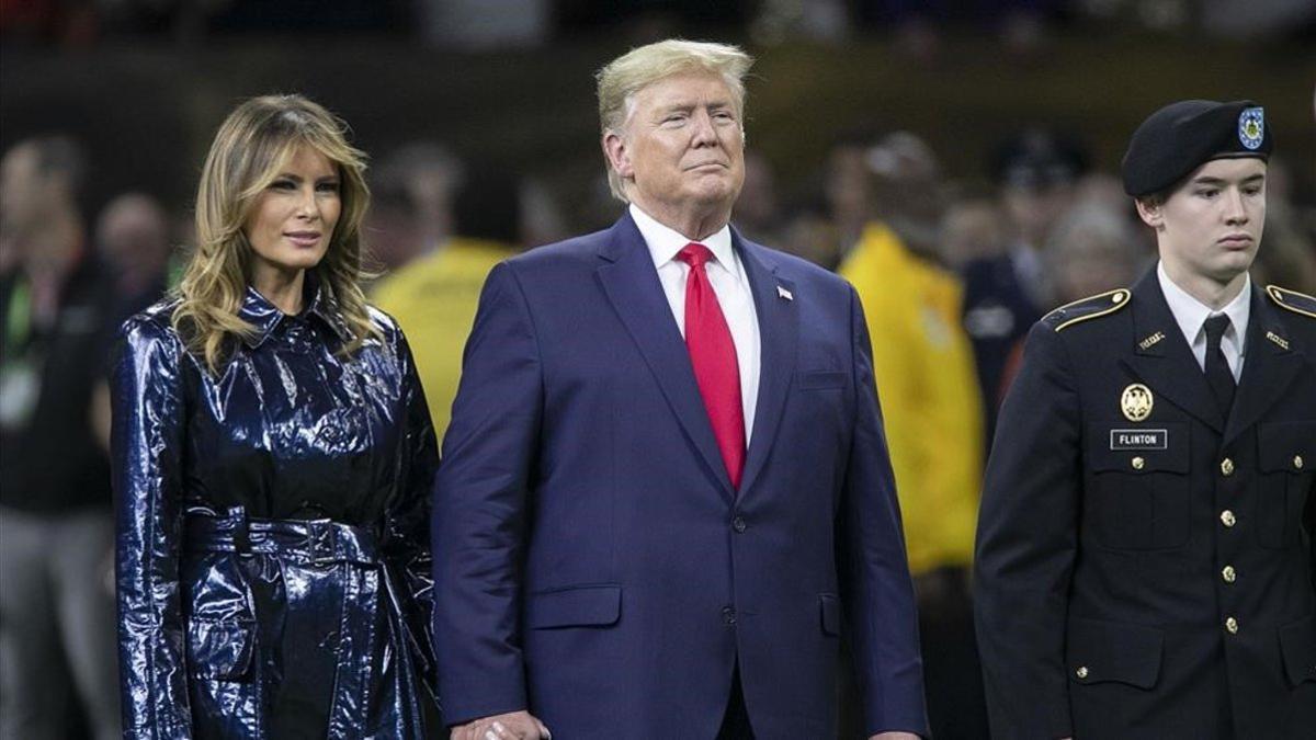 Trump, junto a su esposa, en la ceremonia de apertura de la Liga Universitaria de Fútbol Americano