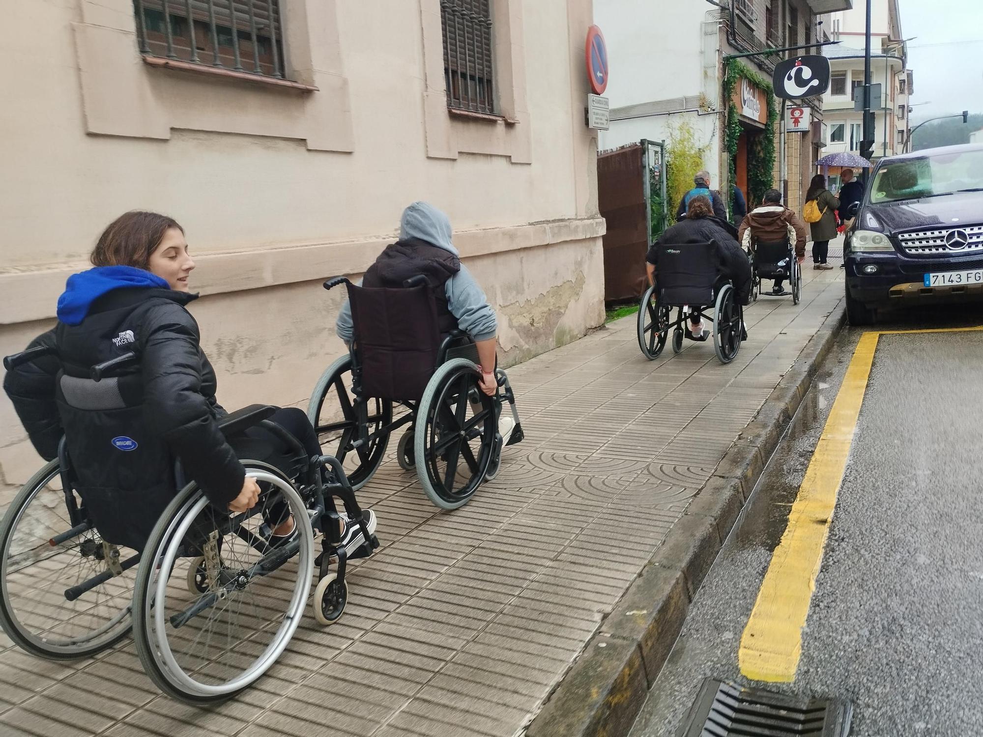 Así fue el paseo en silla de ruedas de los estudiantes del IES de Llanera