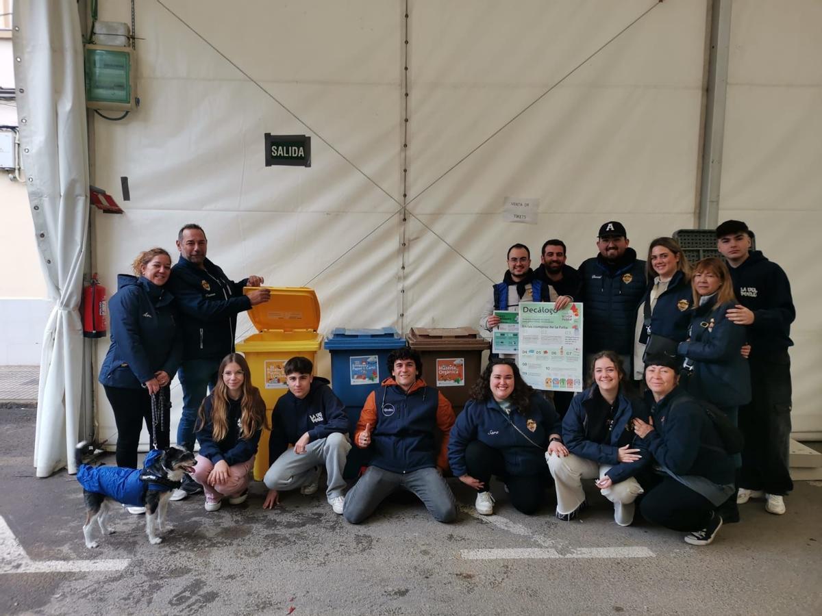 Paiporta entrega cubos de reciclaje a sus fallas.