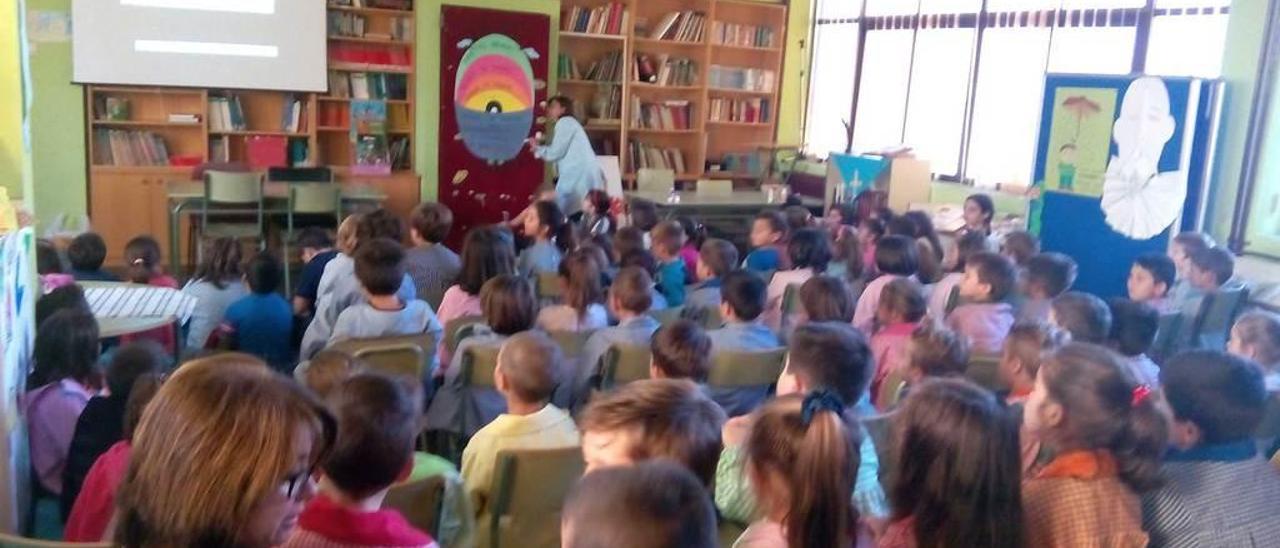 Niños durante un taller de lectura de los cuentos de LA NUEVA ESPAÑA de Avilés, en el colegio de Villalegre.