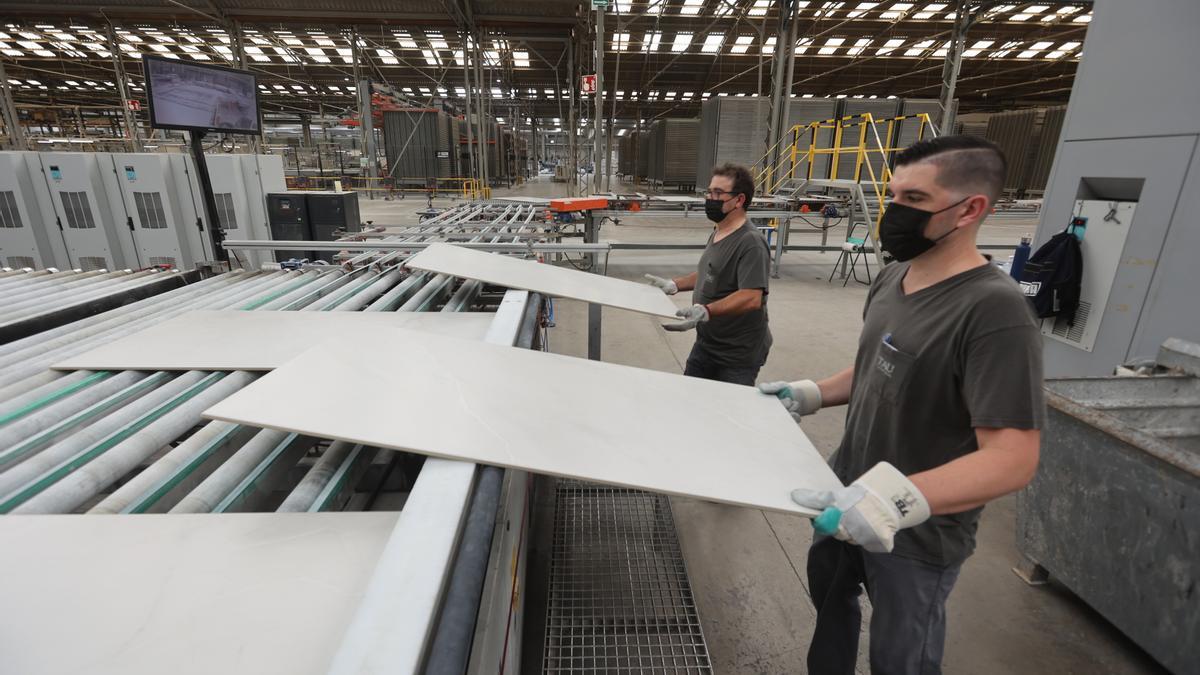 Un operario trabaja en una de las múltiples fábricas de azulejo con las que cuenta la provincia de Castellón y que la sitúan en cabeza en el PIB industrial.