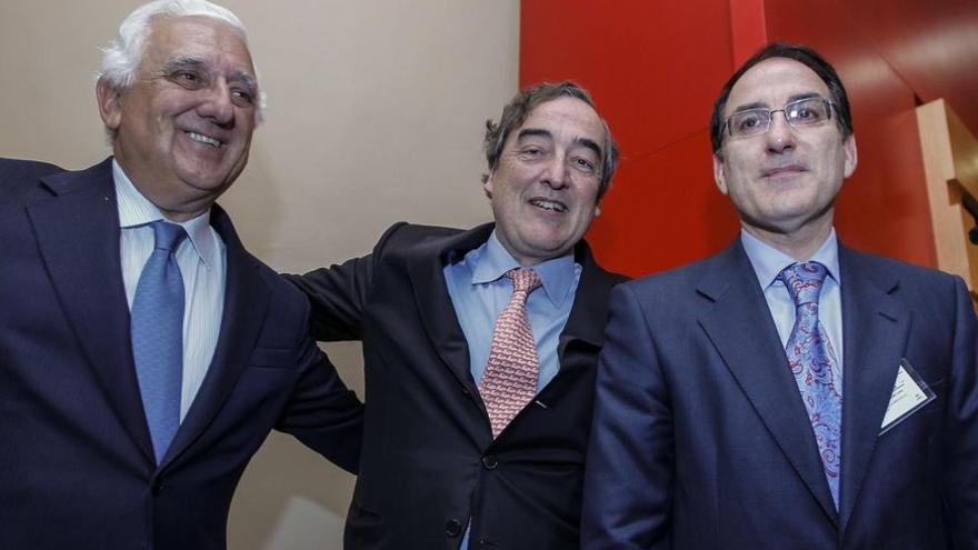 El recién elegido presidente de la Confederación de Empresarios de Andalucía (CEA), Javier González de Lara (d), acompañado de su antecesor en el cargo, Santiago Herrero (i) y el presidente de la CEOE, Juan Rosell (c).