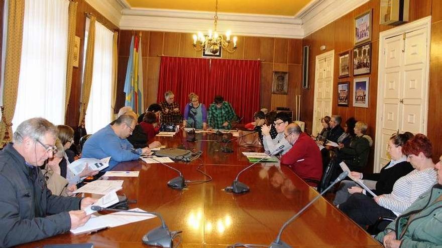 La reunión en la que se pactó el reparto de locales del hotel de asociaciones.