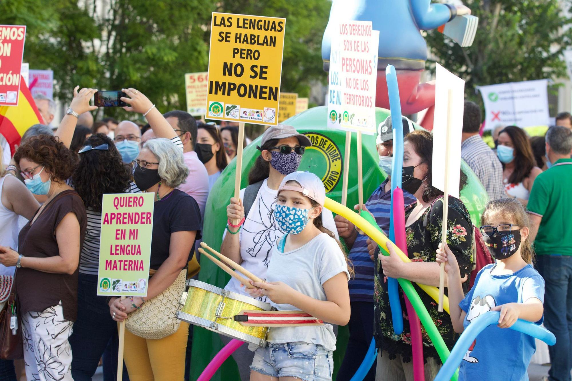 Cerca de 200 personas cargan en Alicante contra la Ley de Plurilingüismo