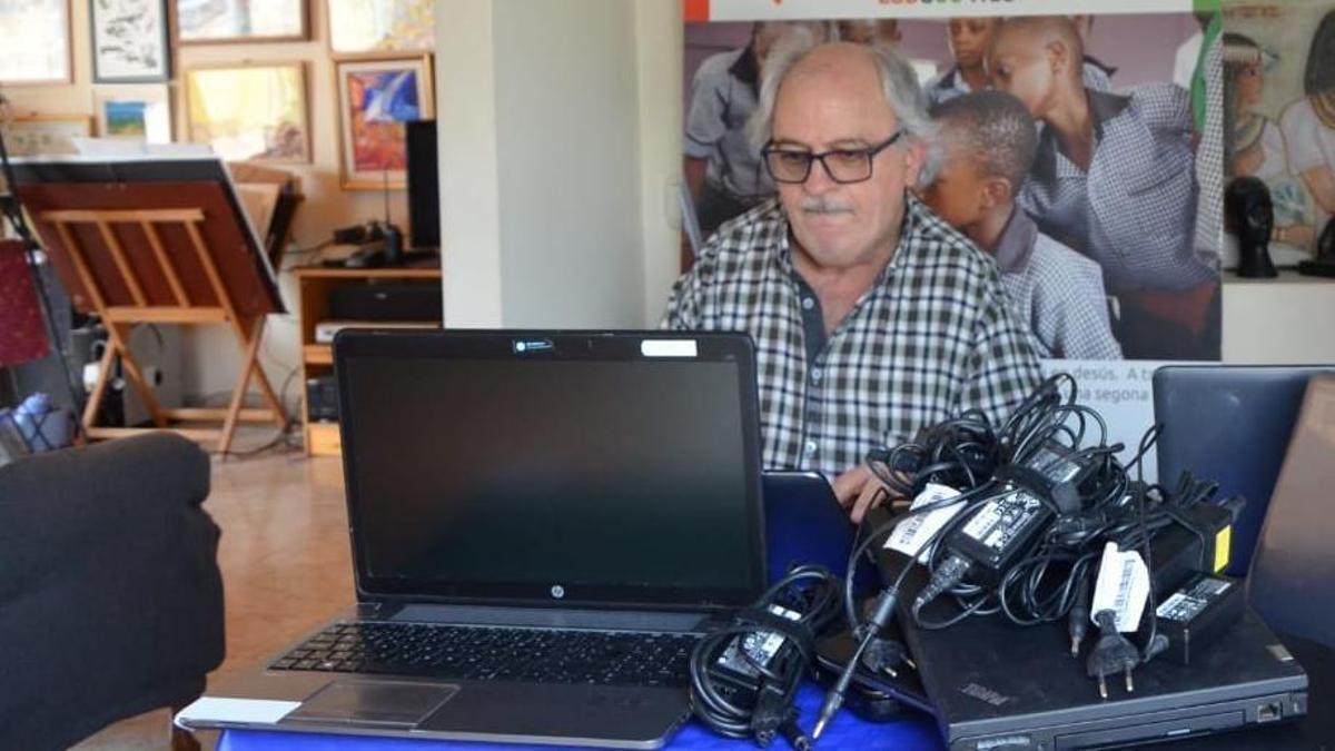 Josep Maria Hontangas preparant ordinadors